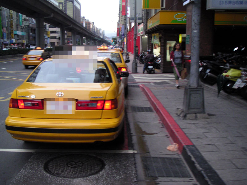 路口一堆車違規不敢取發.JPG